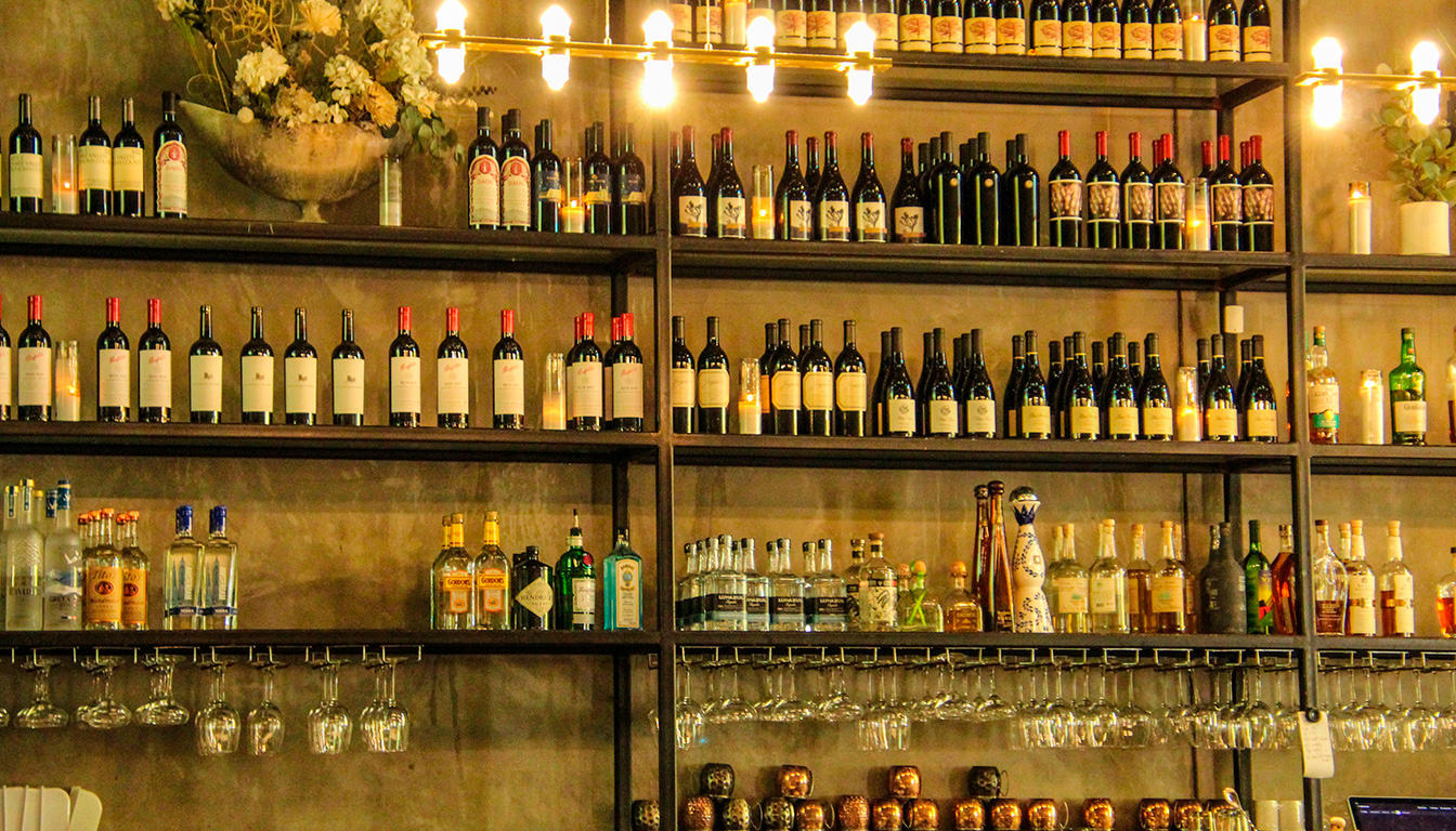 découvrez les meilleurs bars à vin du 10e arrondissement de paris pour déguster des vins nature accompagnés de délicieuses tapas dans une ambiance conviviale.
