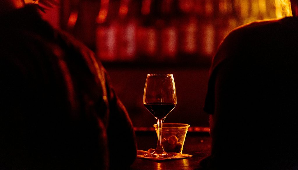 Bar à vin Paris 8 autour de l’avenue Montaigne : Grappille, bulle de dégustation cachée — bar à vin intérieur élégant Paris