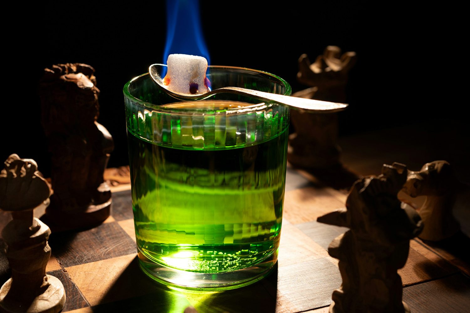 Comment boire l&rsquo;absinthe : le rituel étape par étape pour bien la préparer