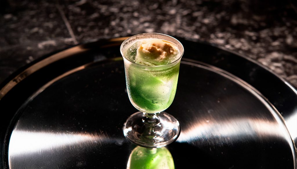 Rituel traditionnel pour bien boire l’absinthe : gestes, verre et eau glacée — rituel de préparation de l'absinthe