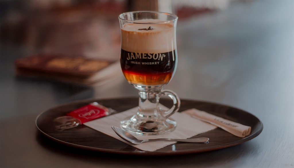 Quel whisky choisir pour un — verre de café irlandais avec crème fouettée