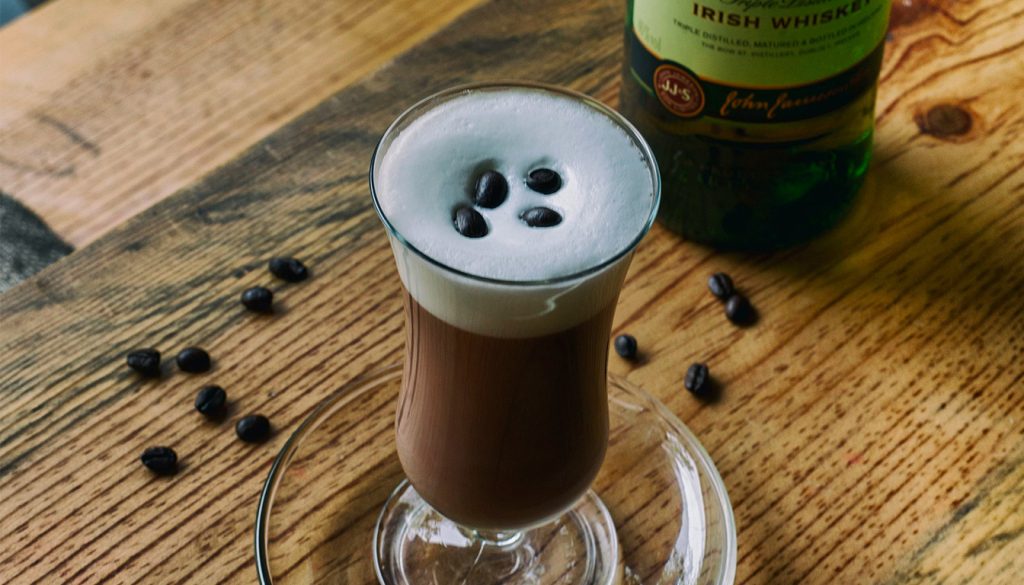 Quel whisky choisir pour un Irish coffee authentique et équilibré — verre de café irlandais avec crème fouettée