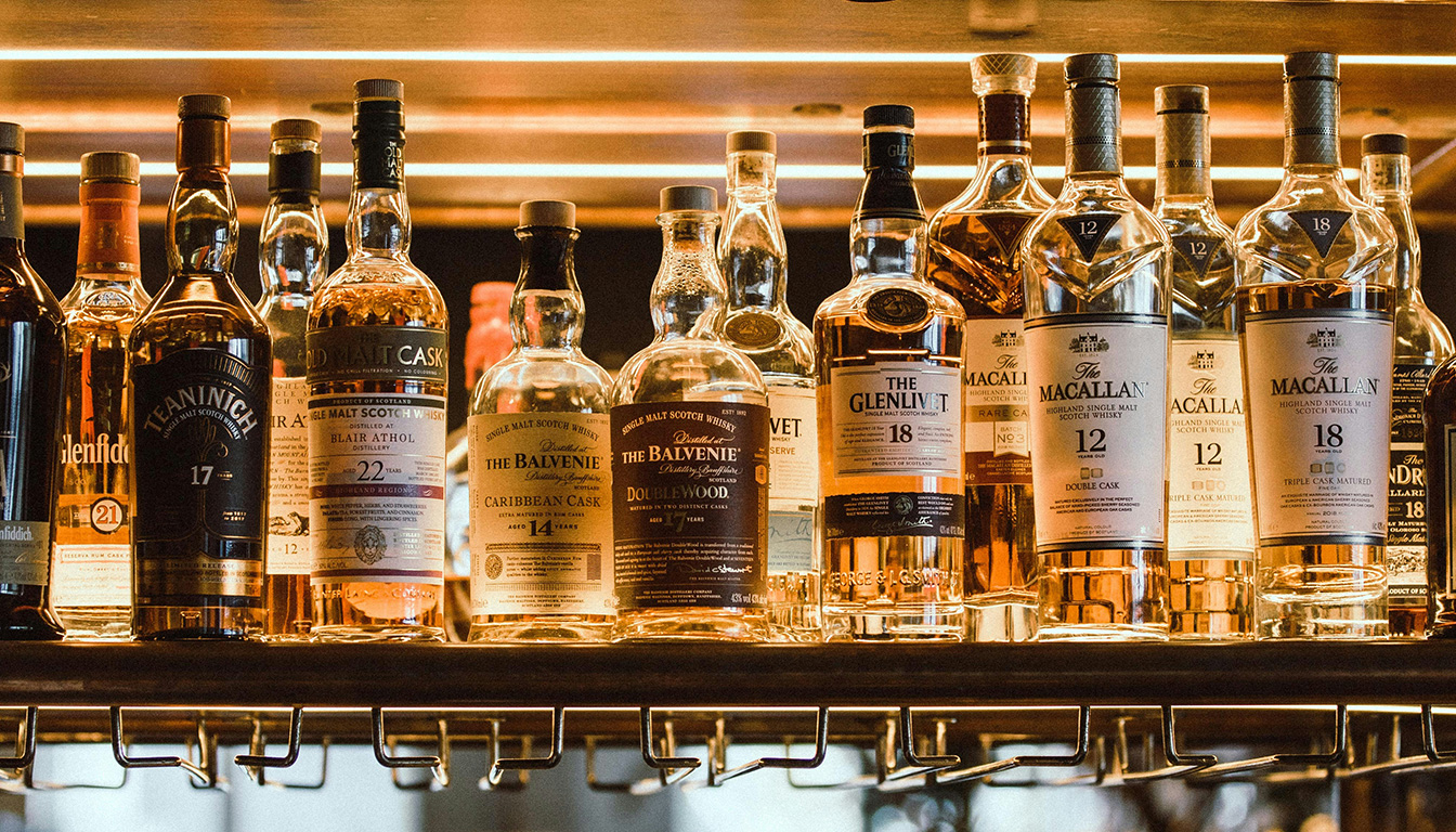 découvrez nos conseils pour choisir le whisky parfait à offrir à un connaisseur et faites de votre cadeau un moment d'exception et de dégustation unique.