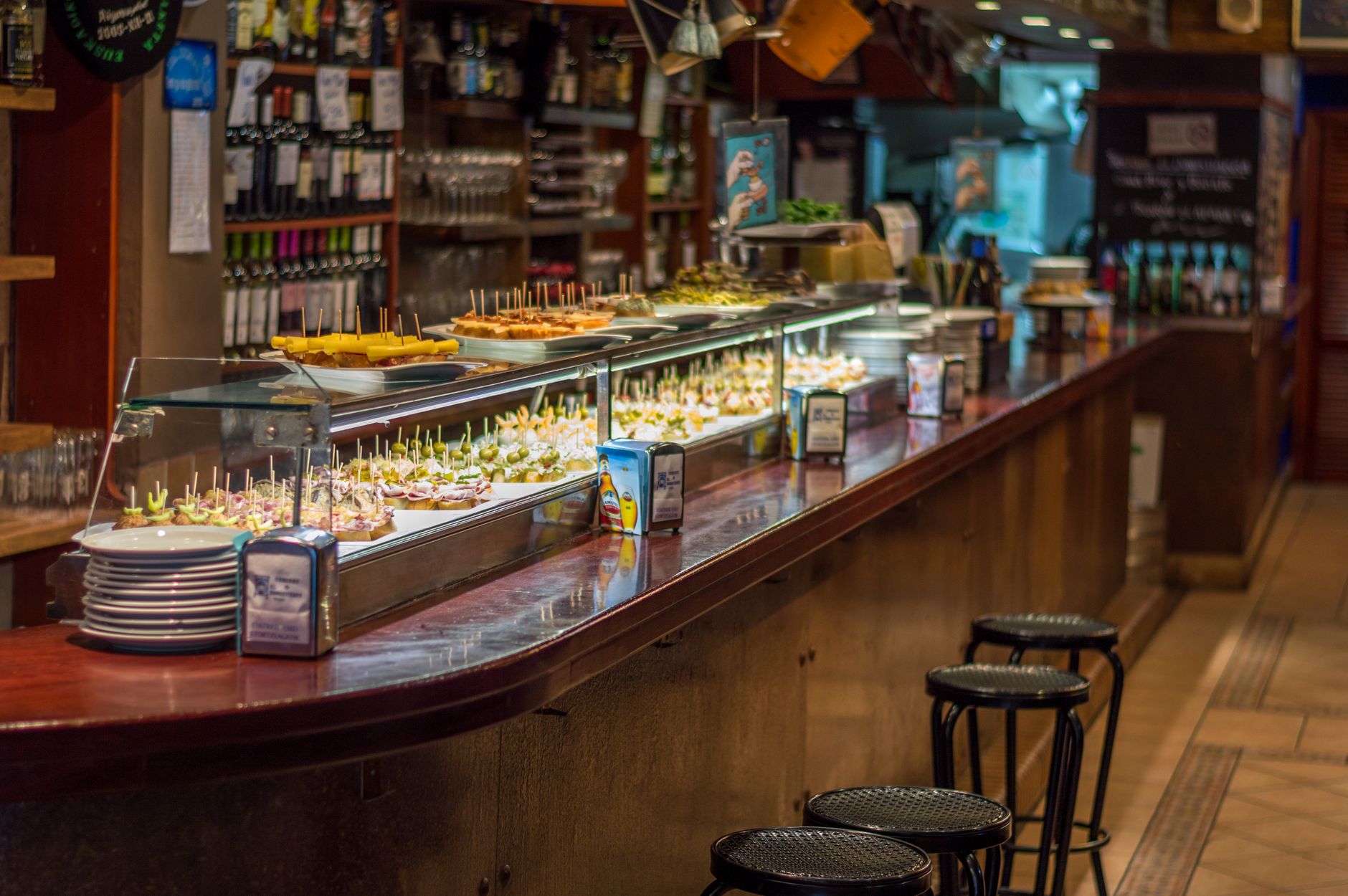 Bar à vin Paris 10 autour de Foudre, la cave à manger qui bouscule les codes — bar à vin Paris ambiance tapas