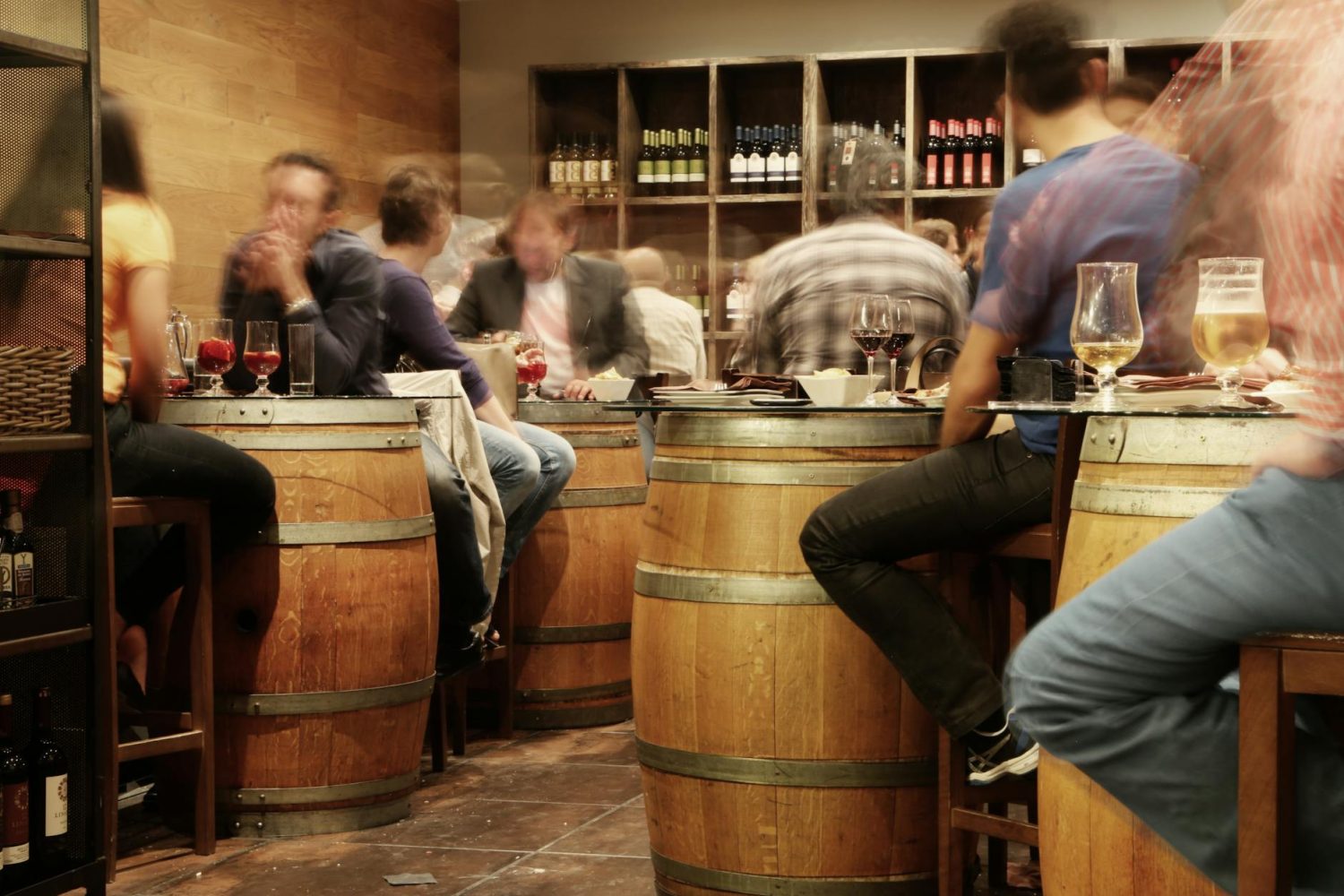 Bar à vin Paris 18 : adresses incontournables pour vins natures et tapas