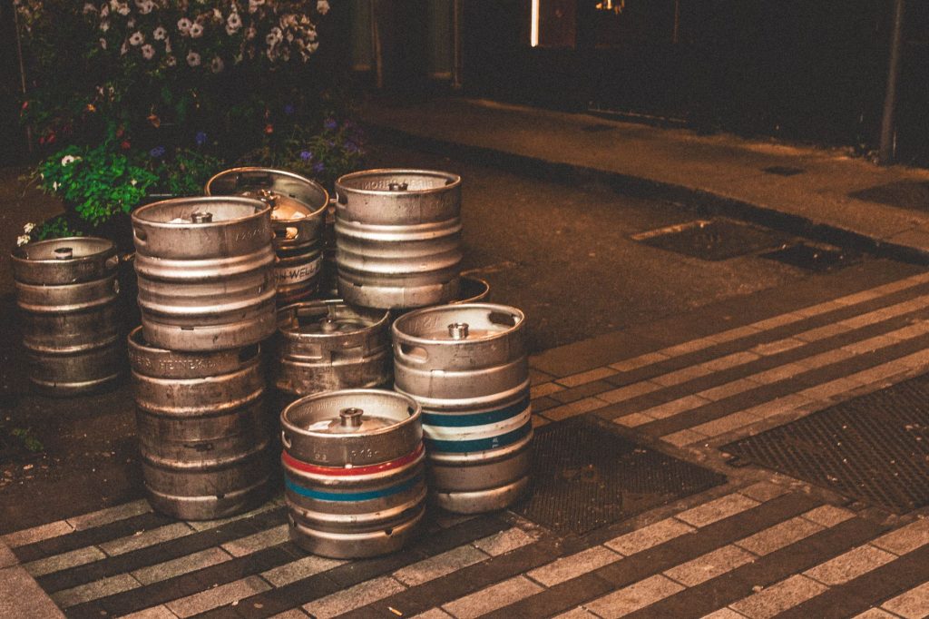 Combien de bières dans un — fût de bière avec verres sur table