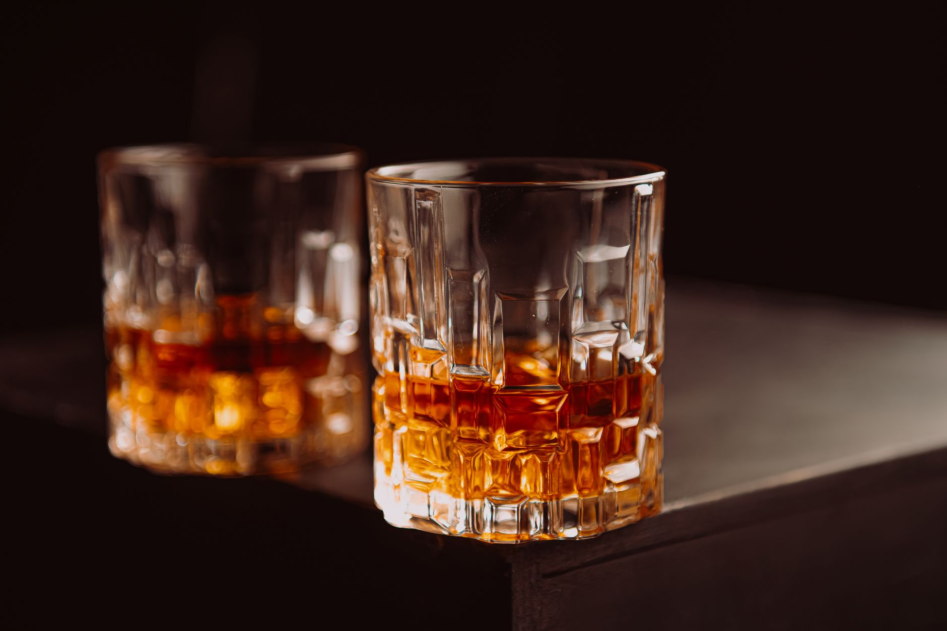 Calories dans un verre de whisky : chiffres précis et pièges de dosage — verre de whisky sur table en bois