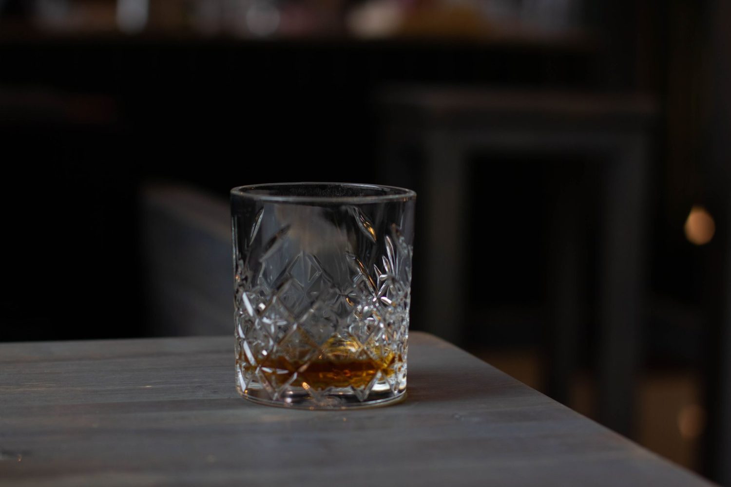 Combien de calories dans un verre de whisky : explications et comparaisons avec d&rsquo;autres alcools