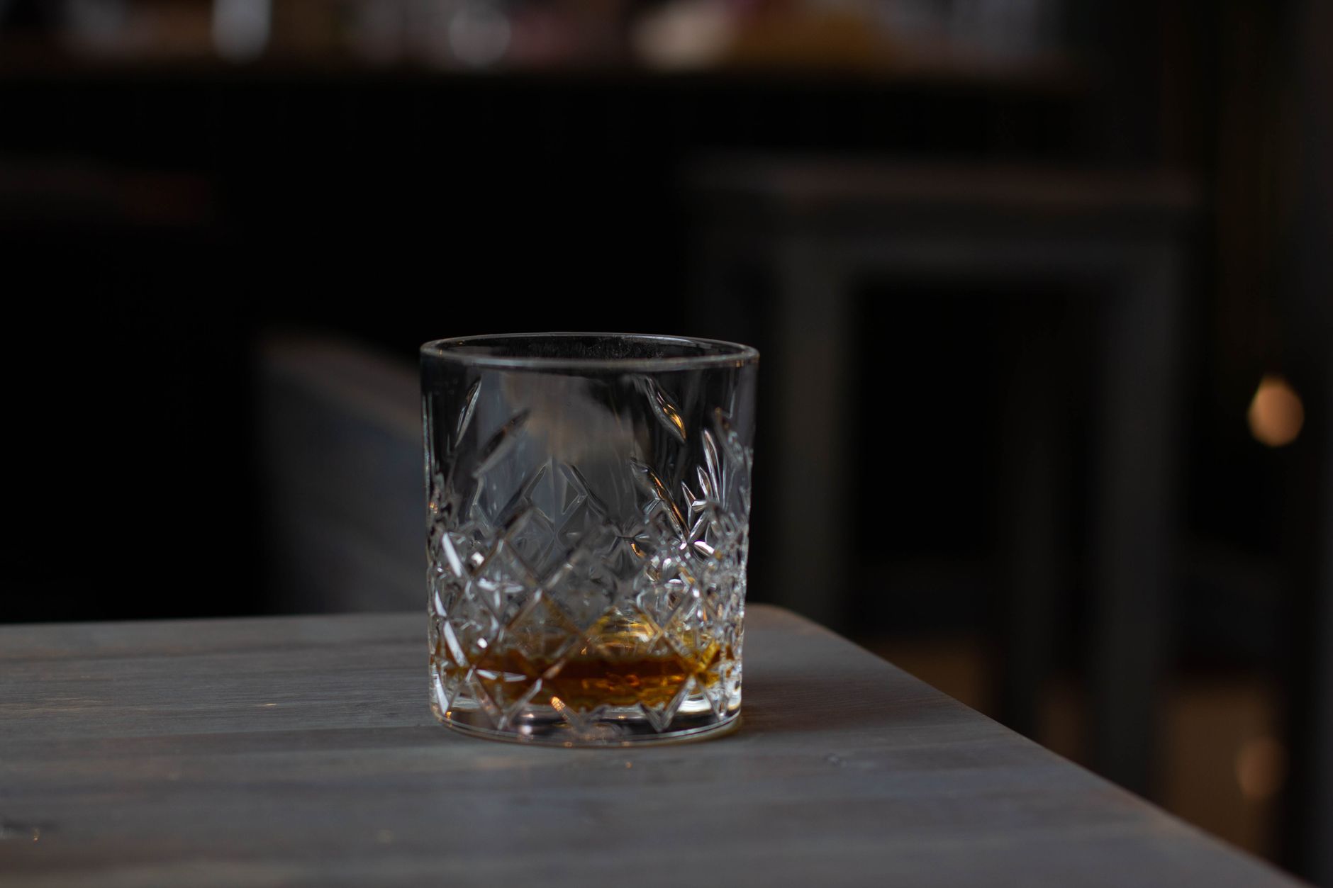 Combien de calories dans un — verre de whisky sur table en bois