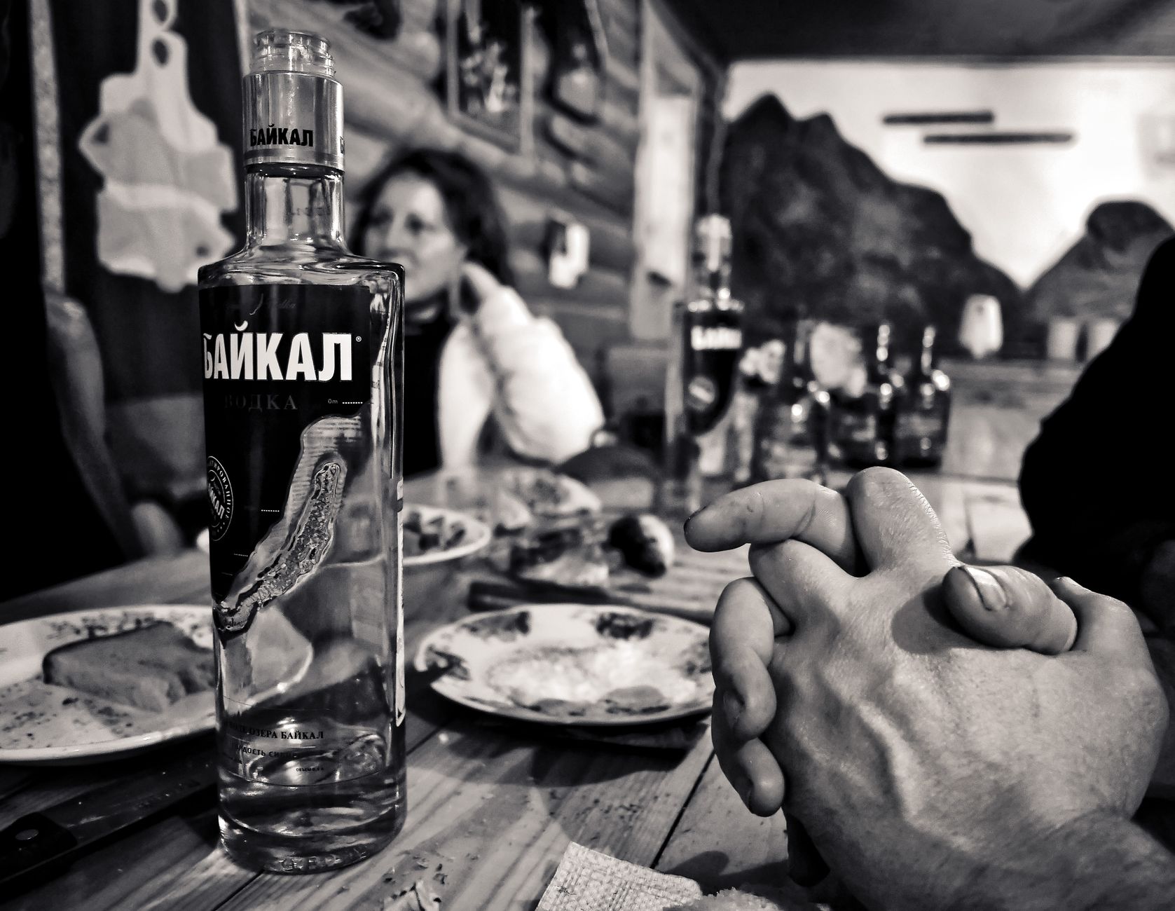 Est-ce que la vodka périme — bouteille de vodka ouverte sur table
