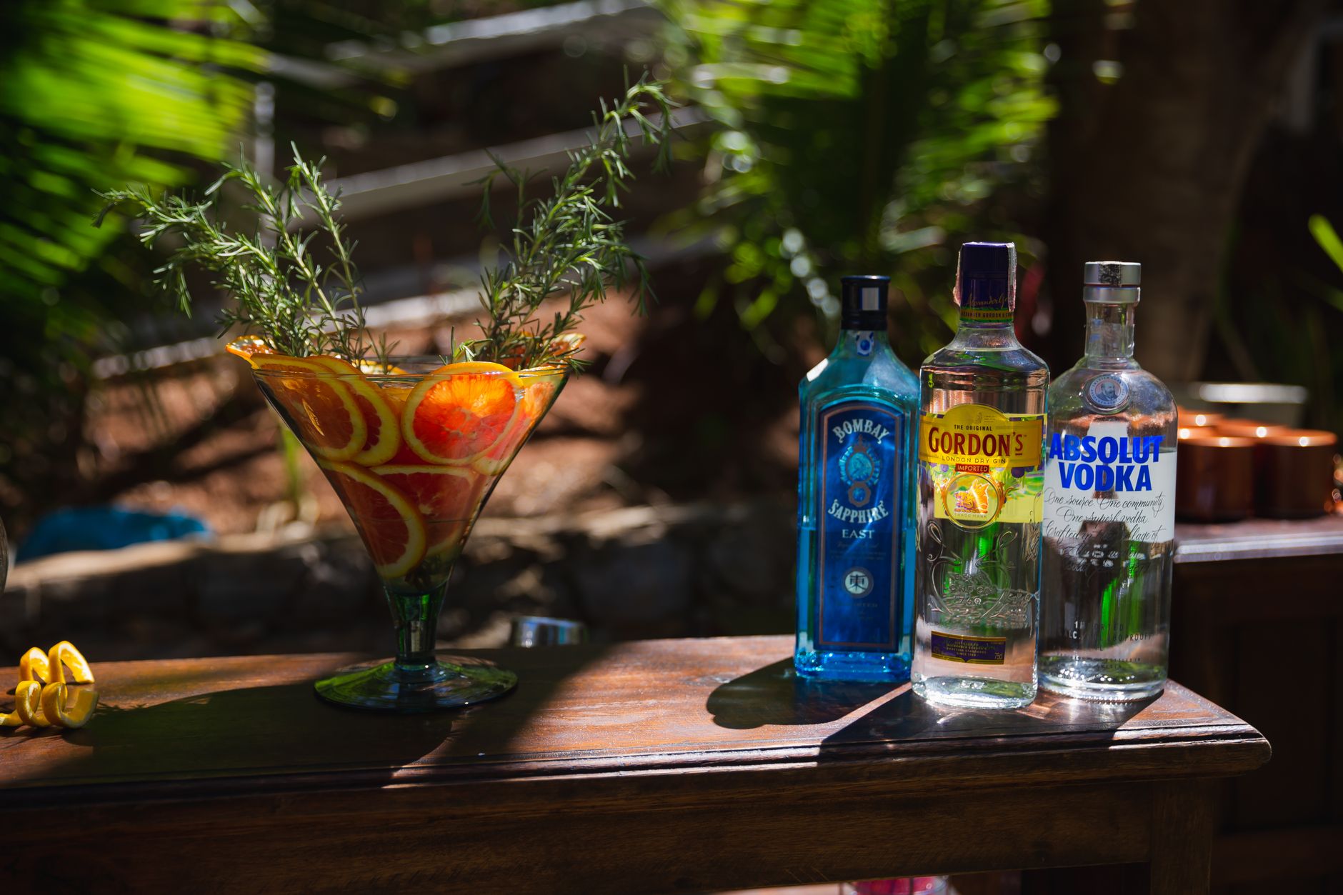 Vodka et péremption après ouverture : ce qui se passe vraiment dans la bouteille — bouteille de vodka sur table en bois