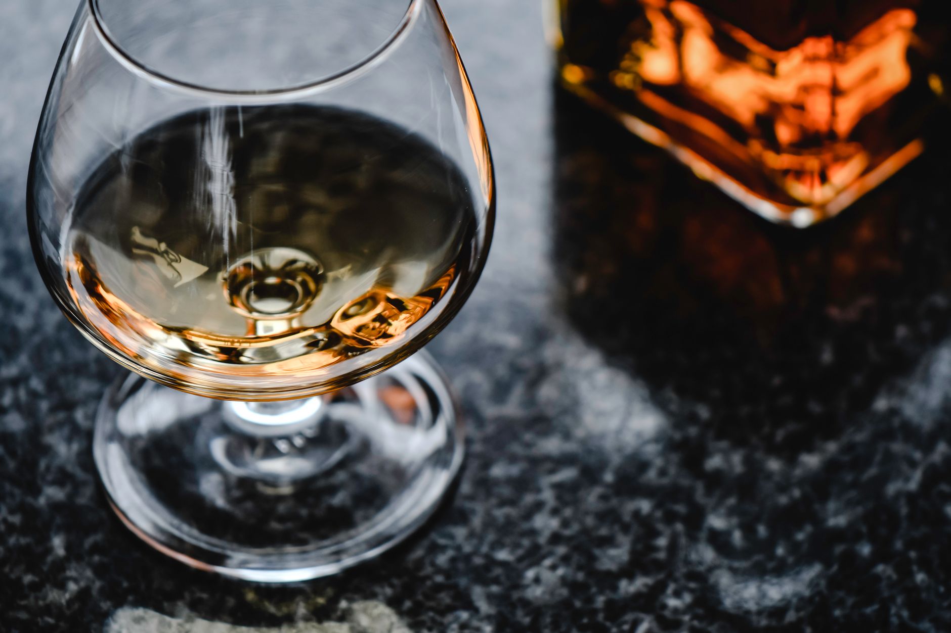Comprendre le rôle du cognac en cuisine pour mieux le remplacer — cuisine avec alternatives au cognac