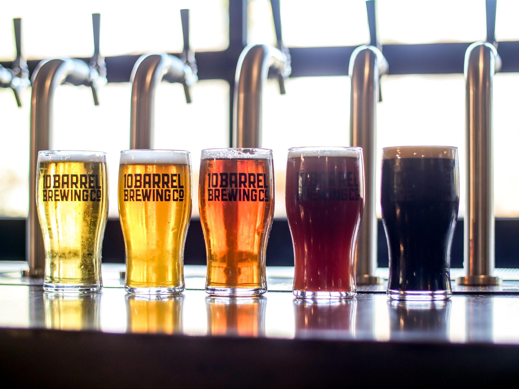 Licences et vente de bière en France : comprendre le terrain de jeu avant de se lancer — verres de bière sur le comptoir