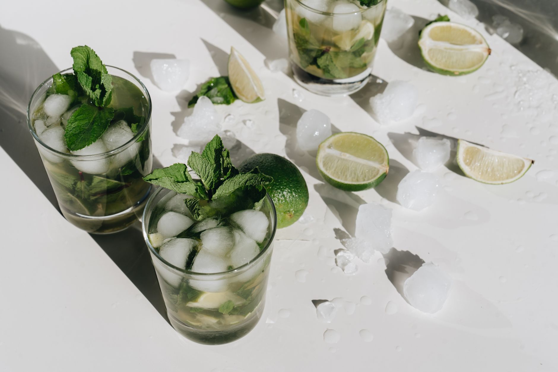 Quel rhum choisir pour mojito : les grands principes à respecter — cocktail mojito avec rhum menthe citron
