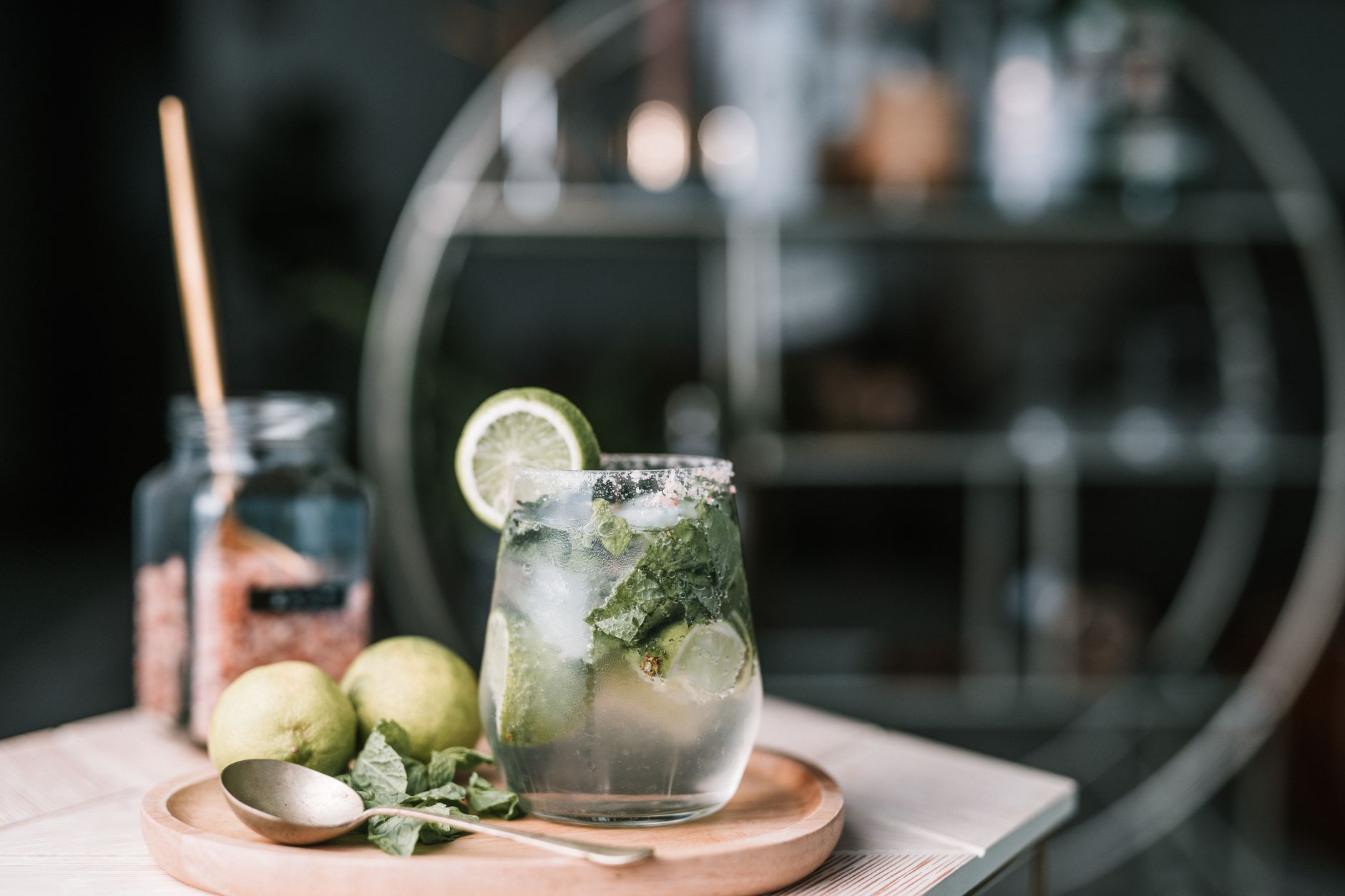 Quelle marque de rhum choisir — cocktail mojito avec rhum menthe citron