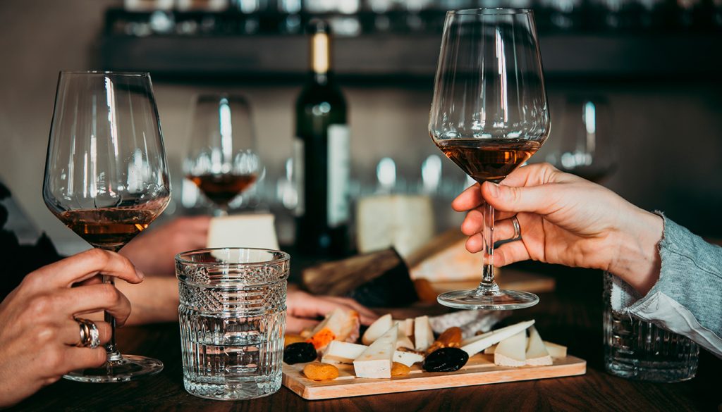 Bar à vin Paris 4 et vieux Paris : pourquoi le 4e est un terrain de jeu idéal pour les vins naturels — intérieur bar à vin nature Paris