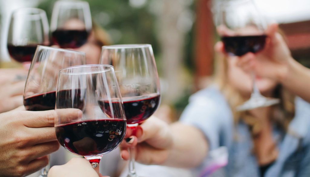 Beaujolais nouveau 2025 : date de sortie, heure de sortie et petits réflexes à avoir — bouteilles de Beaujolais nouveau en fête