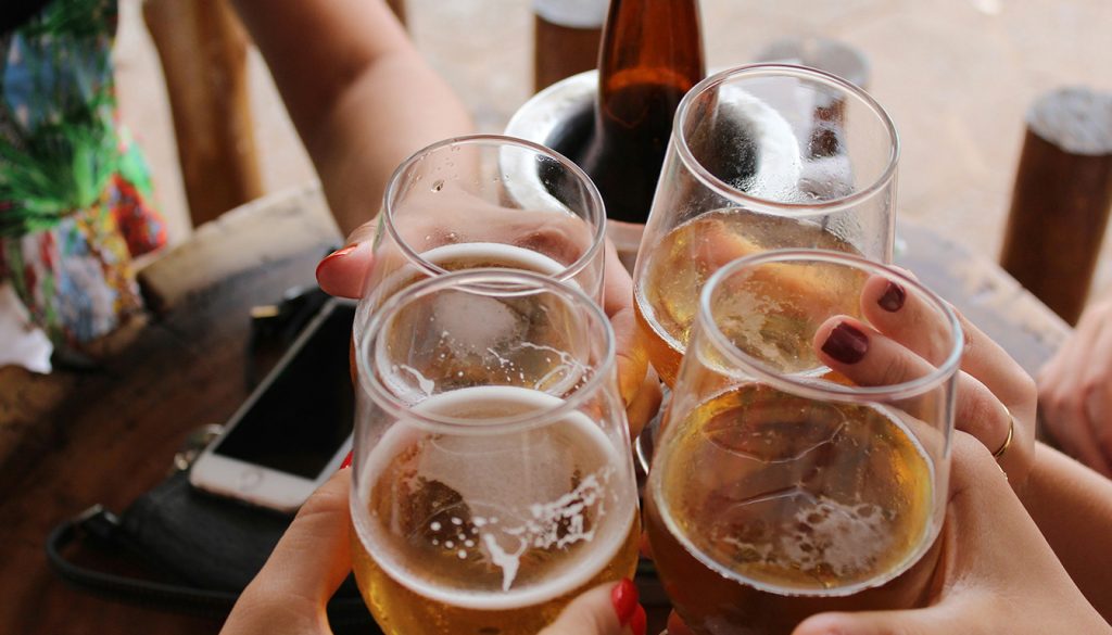 Fête de la bière Saverne 2025 dans le parc du château des Rohan : esprit du festival et ambiance sur place — foule célébration festival de la bière