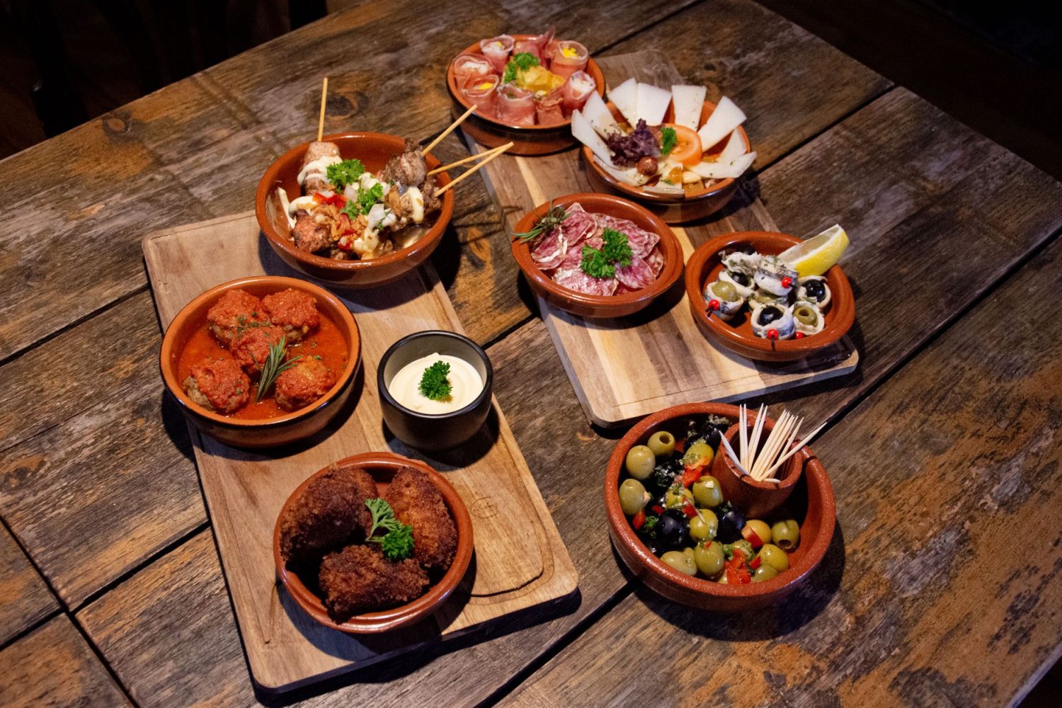Bar à vin Paris 14 : où trouver les meilleures adresses pour vins natures et tapas ?