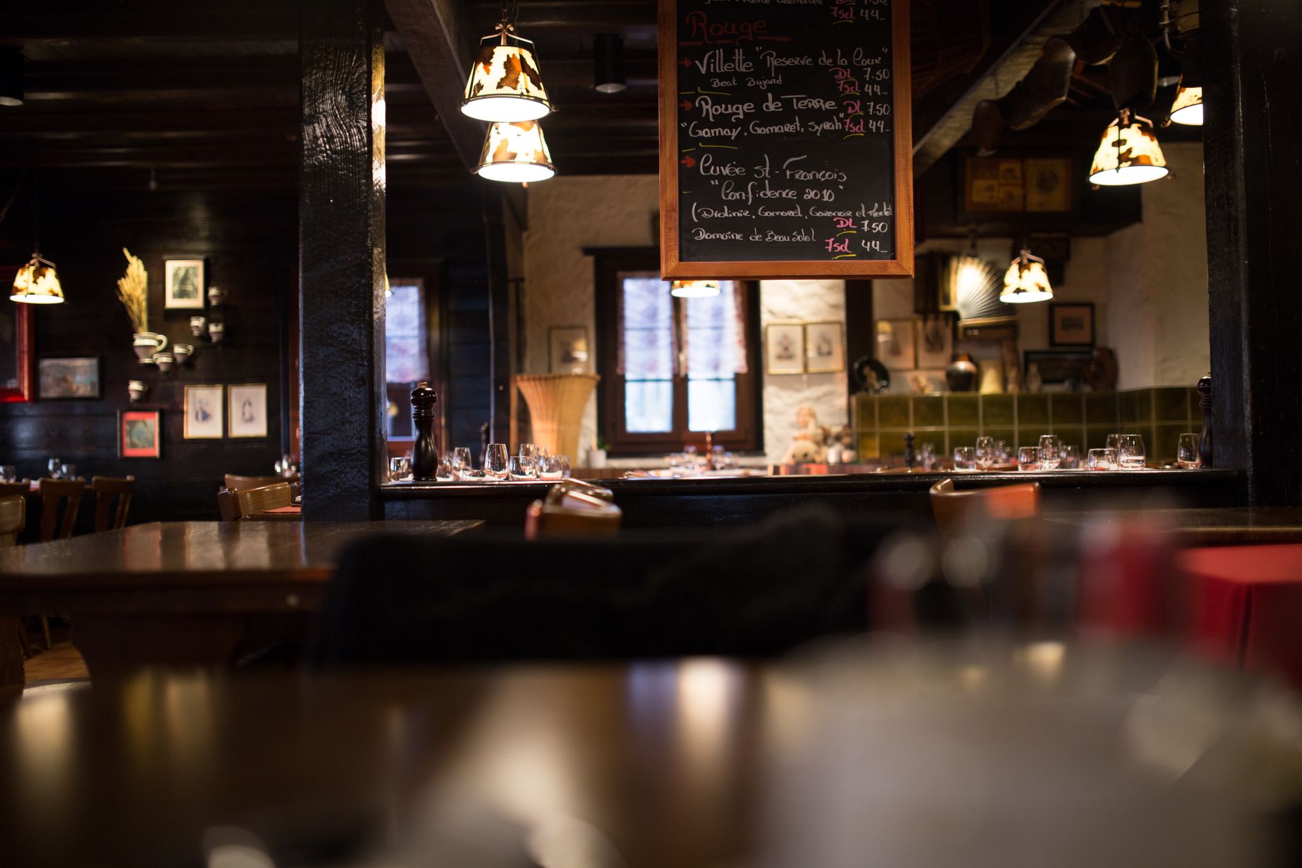Bar à vin Paris 3 : le Barav, colonne vertébrale du quartier pour les amateurs de vins — intérieur bar à vin Paris