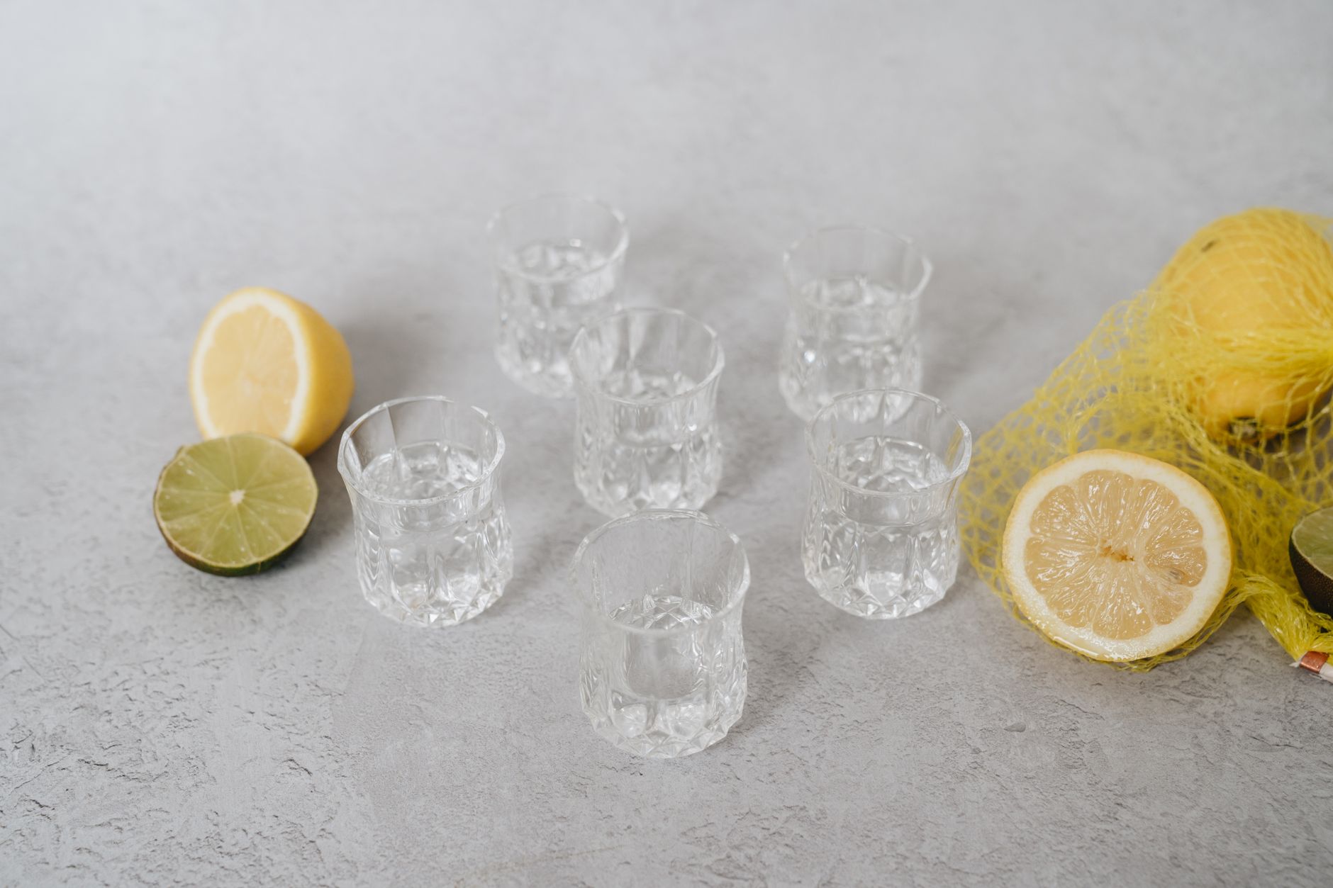 Vodka et prise de poids abdominale : ce qui se passe vraiment dans le corps — verre de vodka avec glace et citron