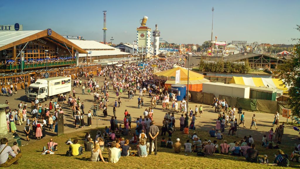 Fête de la bière Saverne — foule célébration festival de la bière