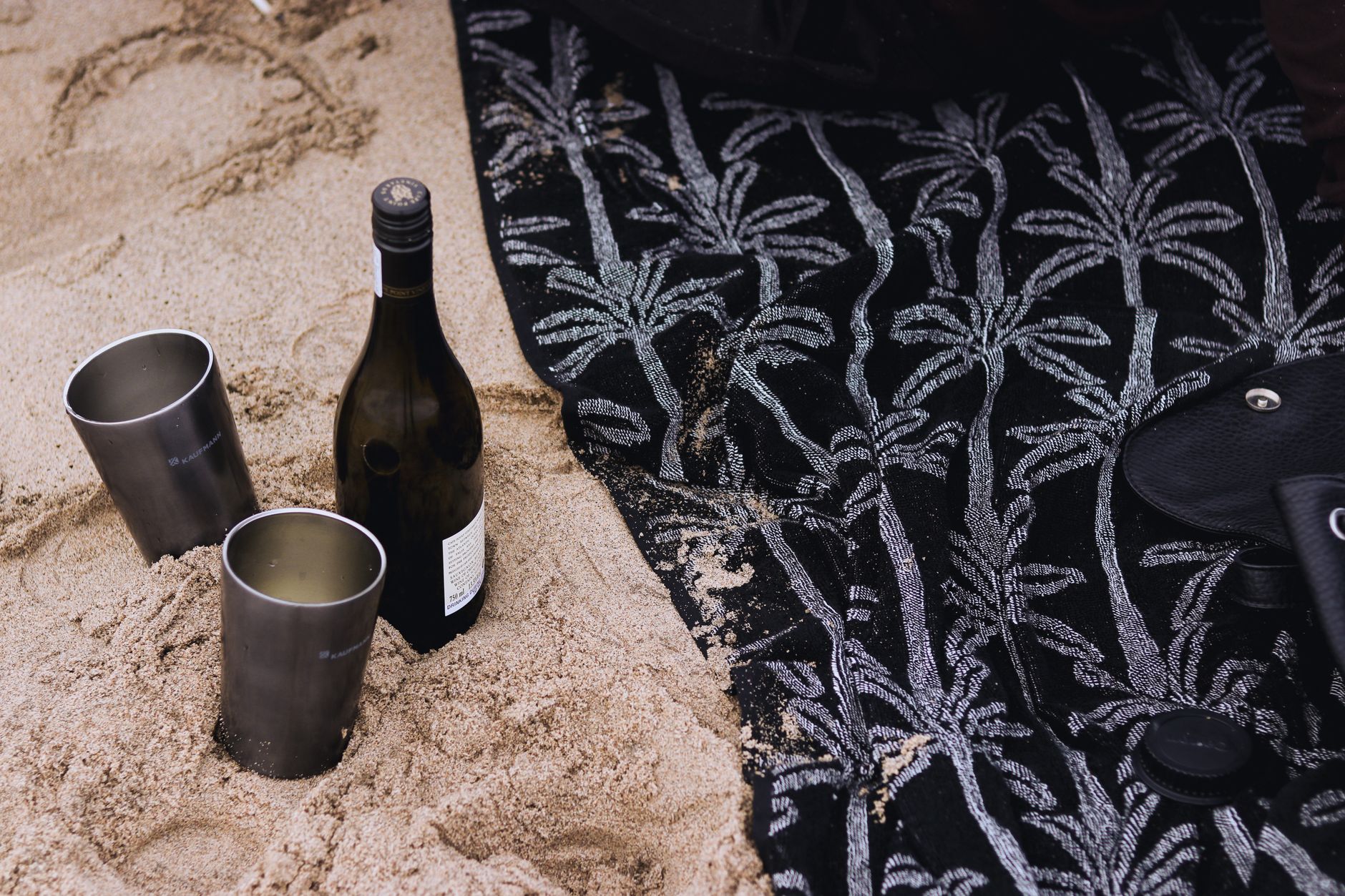 Prix vin Seychelles : fourchettes de tarifs réalistes et où trouver les meilleures affaires — bouteilles de vin Seychelles plage