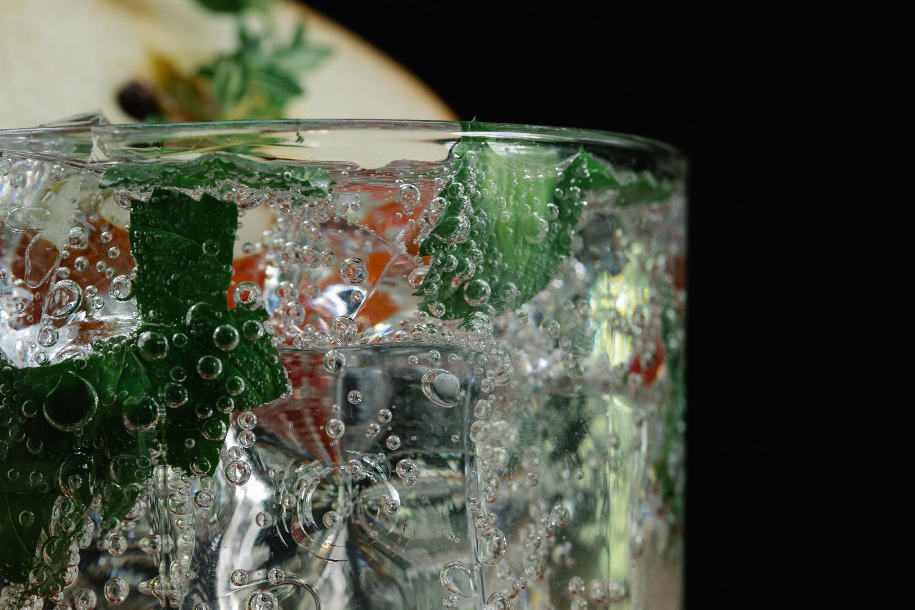 Quel Schweppes pour un gin tonic classique et équilibré — verre de gin tonic avec Schweppes