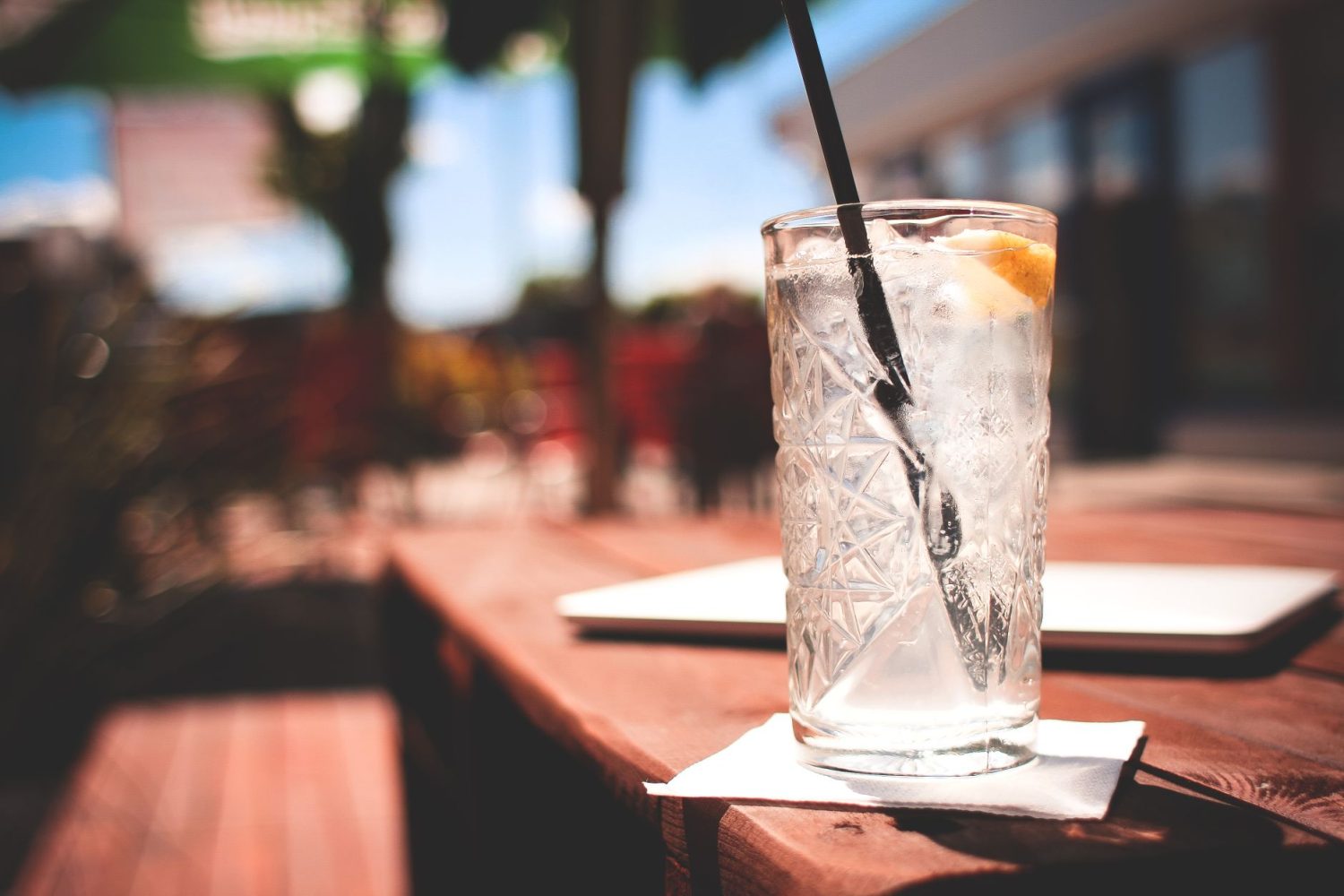 Quel Schweppes choisir pour un gin tonic réussi : astuces et conseils