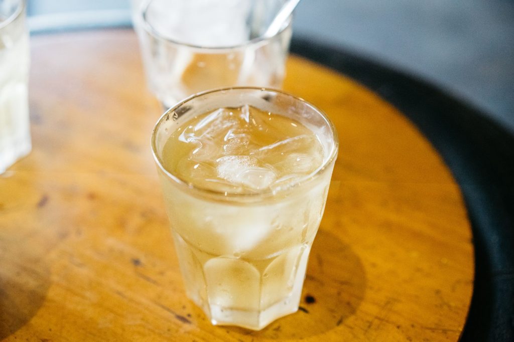 Quelle est la différence entre — verre de pastis avec glace et citron