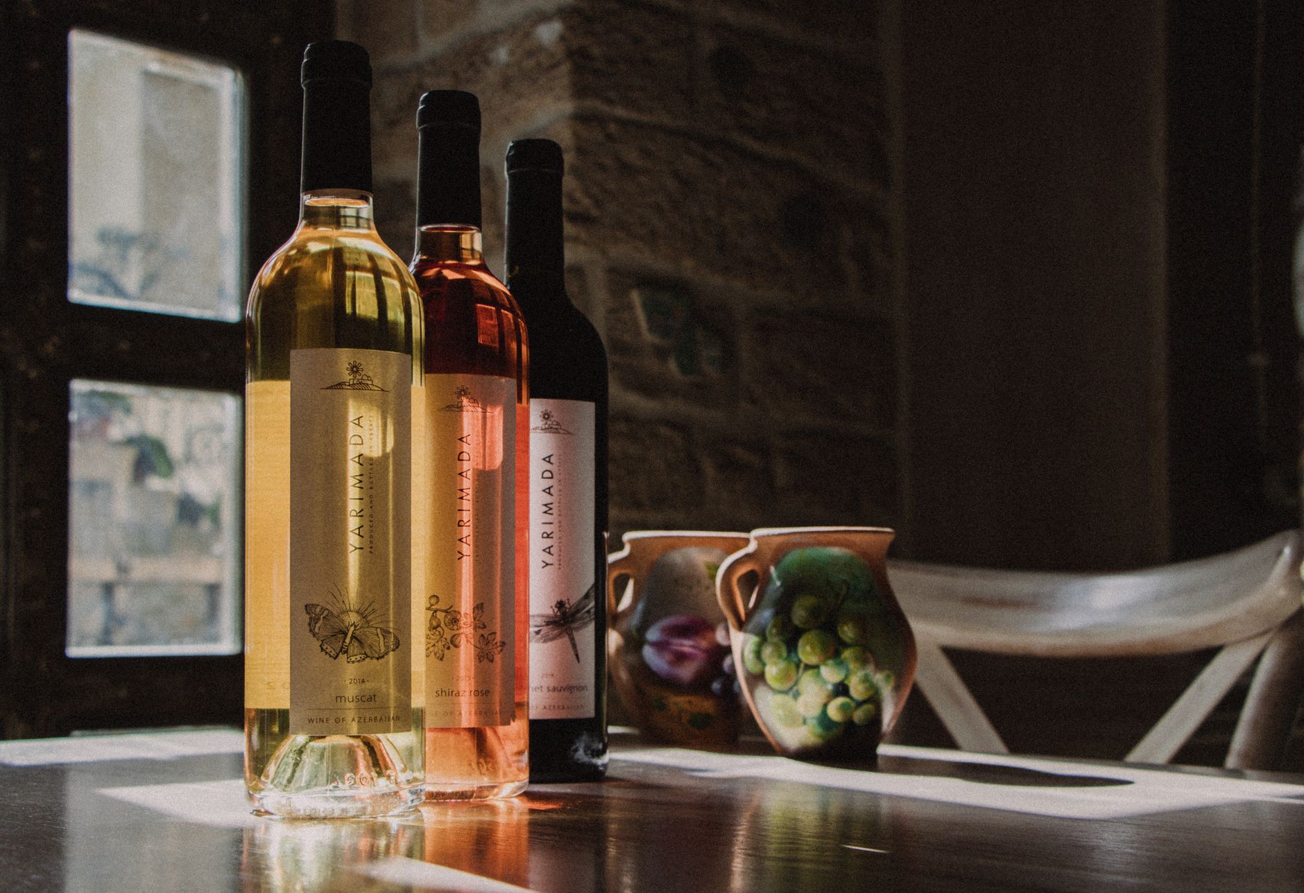Vin Zanzibar : comment les vins rouges, blancs et rosés trouvent leur place dans la cuisine locale — bouteilles de vin tanzanien sur une table