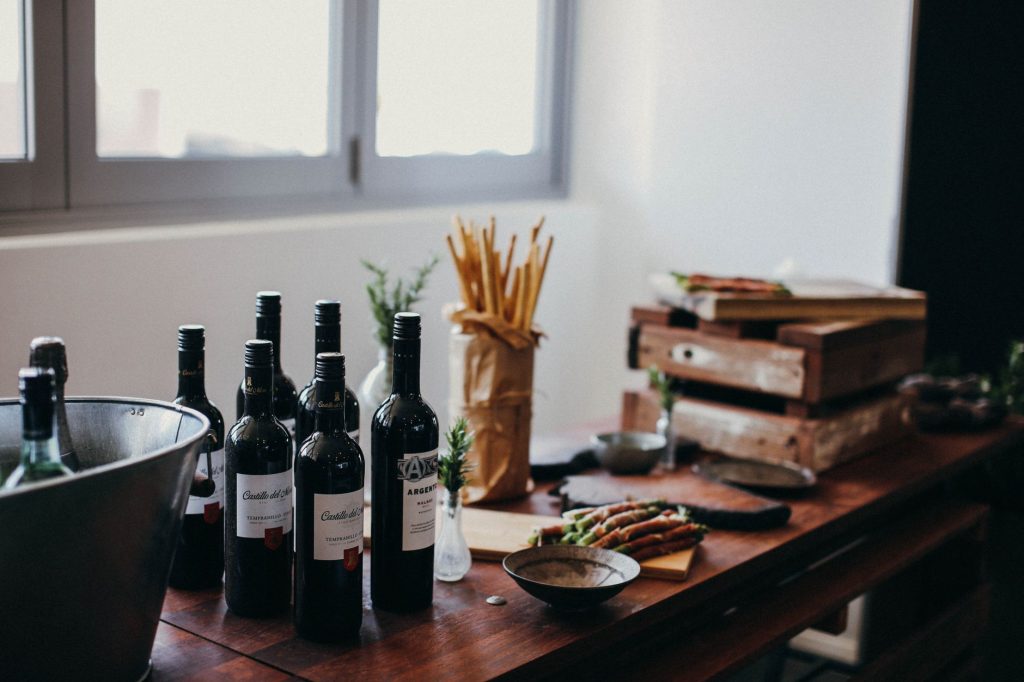 Vin Zanzibar découvrir les vins — bouteilles de vin tanzanien sur une table