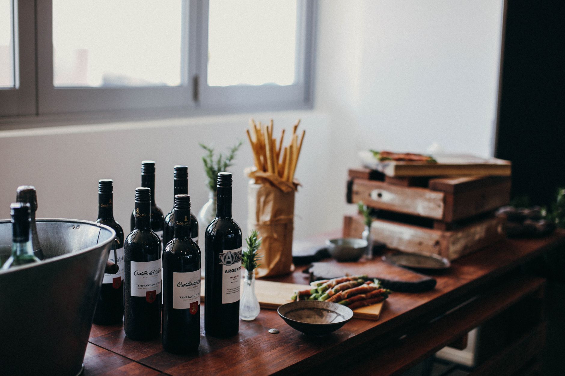Vin Zanzibar découvrir les vins — bouteilles de vin tanzanien sur une table
