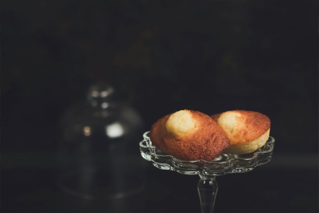 Madeleines Bijou catalogue, avis et — madeleines françaises sur une assiette