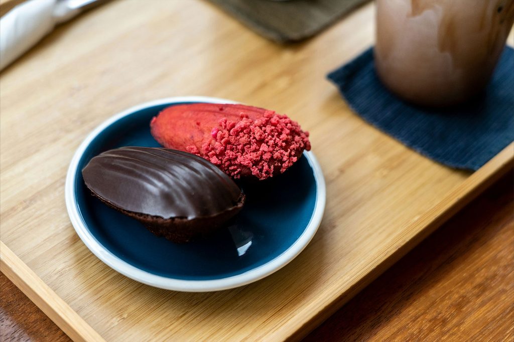 Madeleines Bijou, une tradition pâtissière française ancrée dans le temps — madeleines françaises sur une assiette