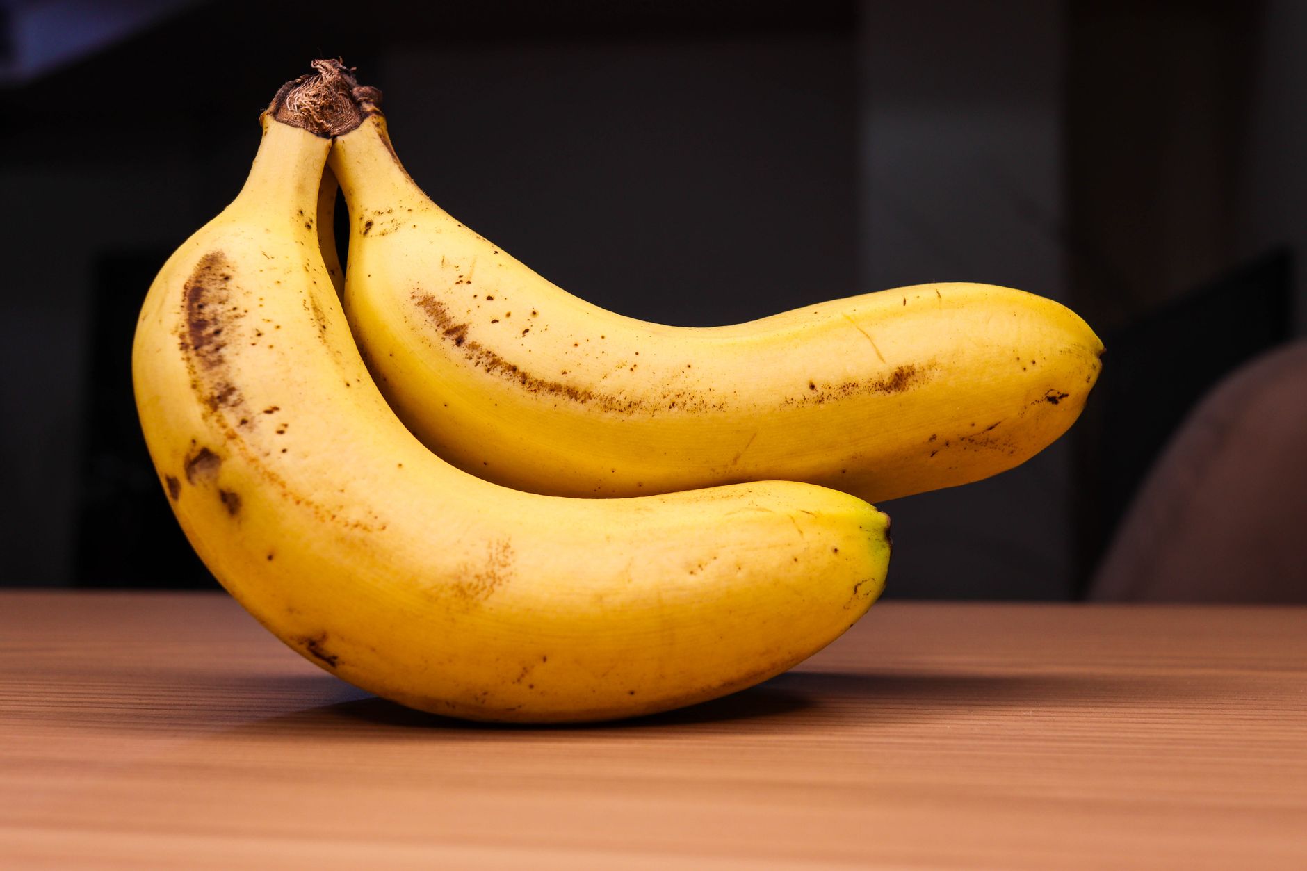 Banane nombre de calories dans — bananes mûres sur une table en bois