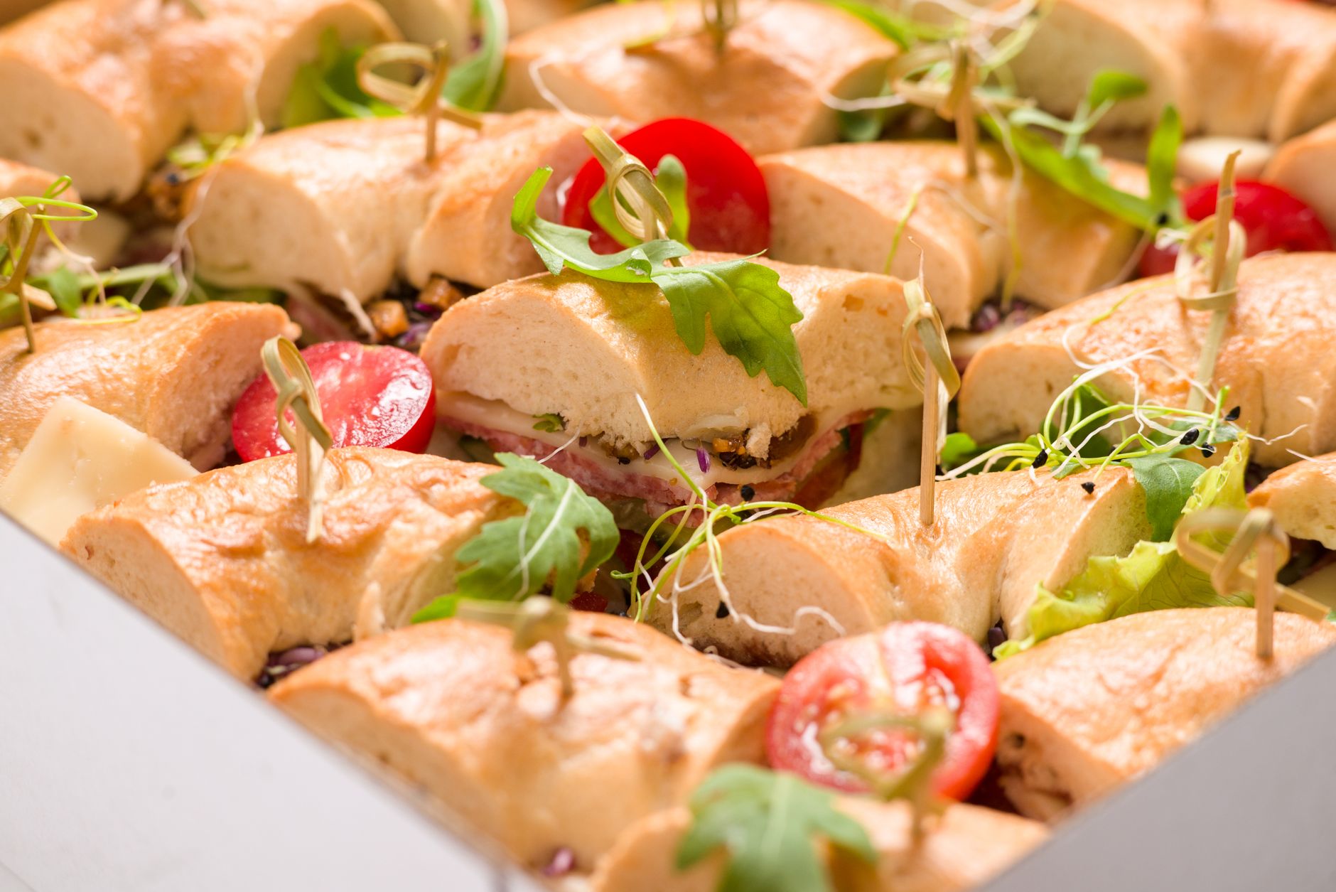 Class Croute, une sandwicherie haut de gamme qui bouscule la restauration de bureau — plateau de sandwichs gourmets avec salades