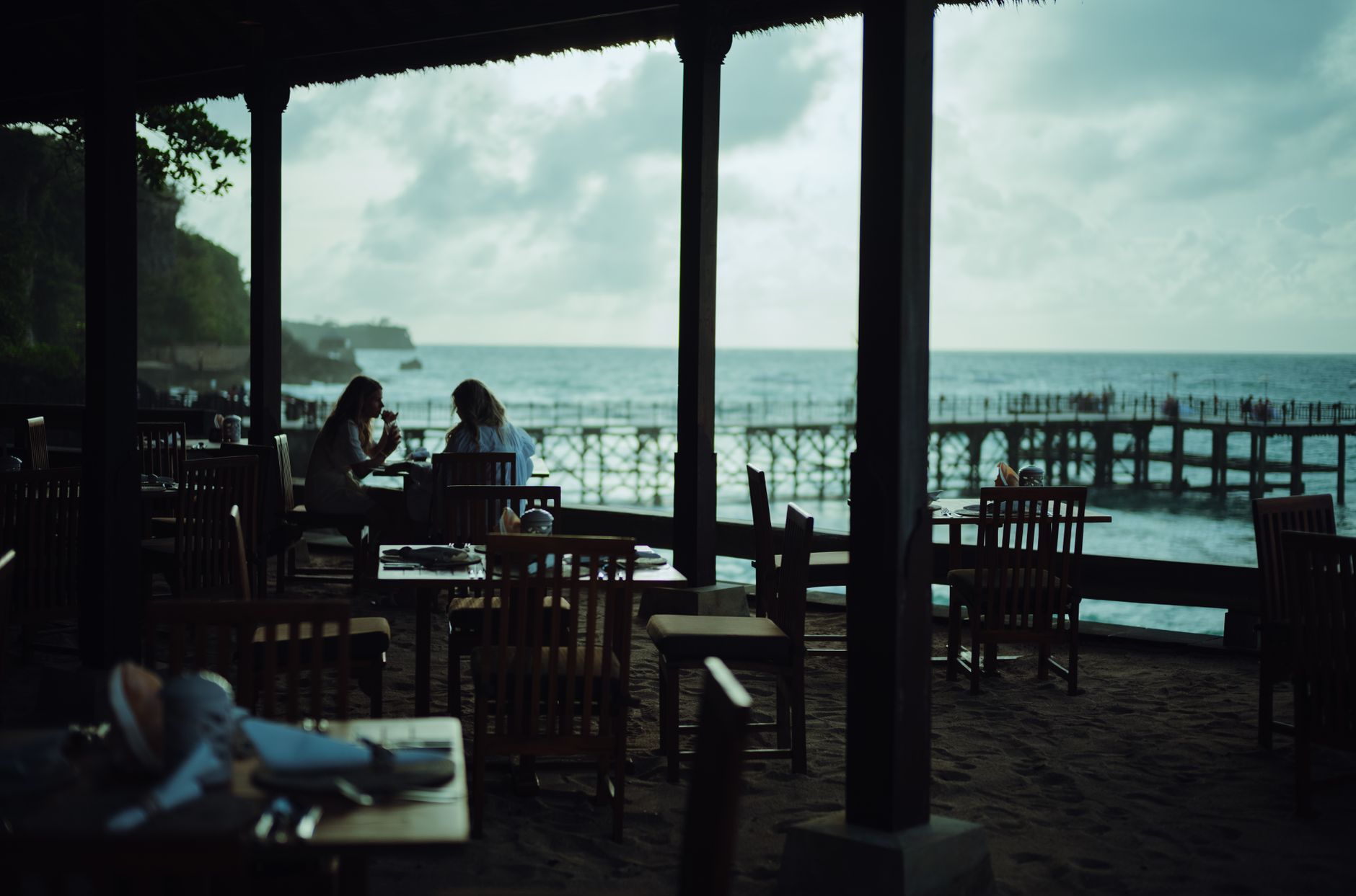 Frédéric Suant, de la discrétion d’un restaurateur de côte Atlantique à la lumière des médias — couple romantique restaurant bord de mer