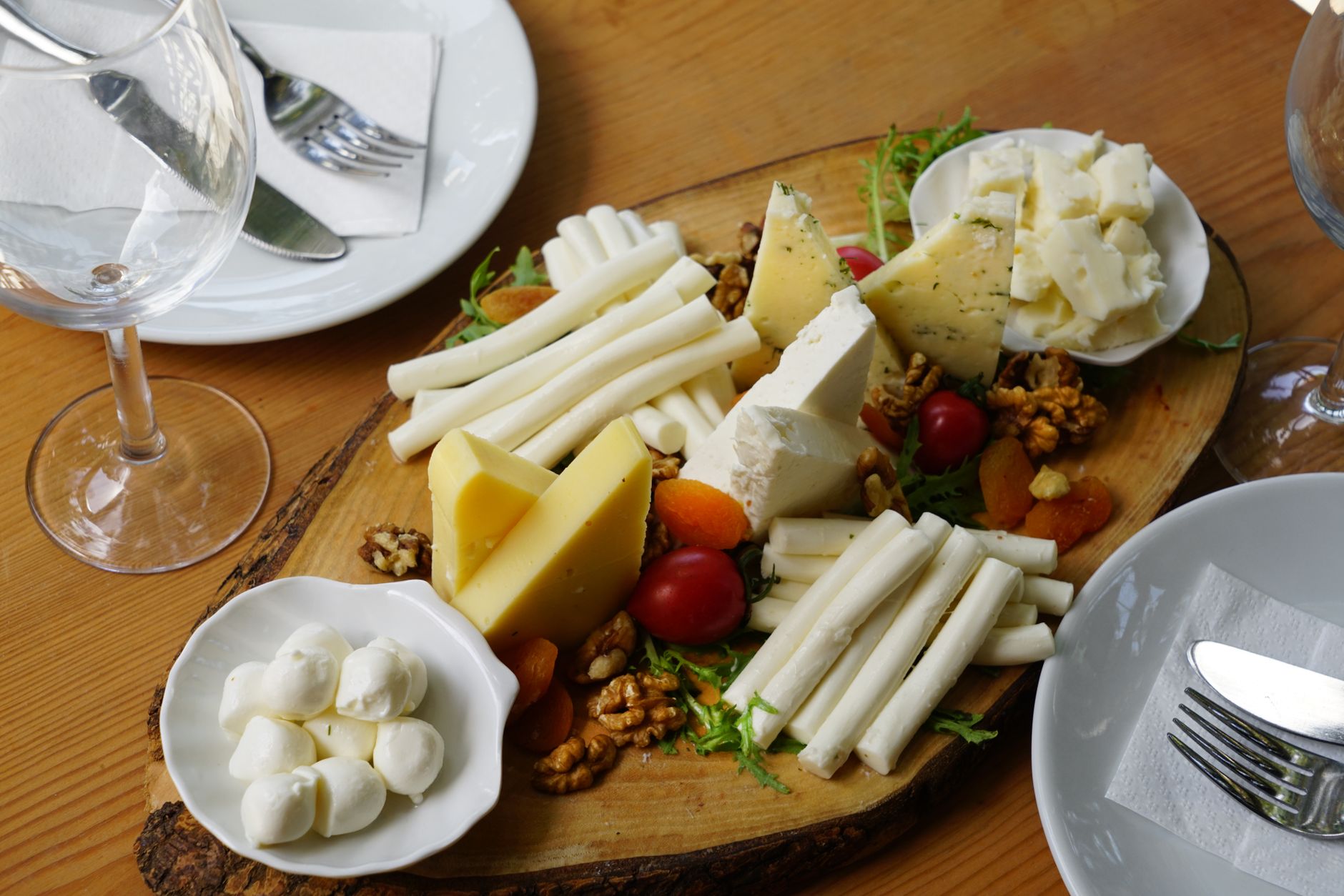 Fromage le moins calorique : comprendre ce qui fait vraiment grimper l’addition — assiette de fromages faibles en calories