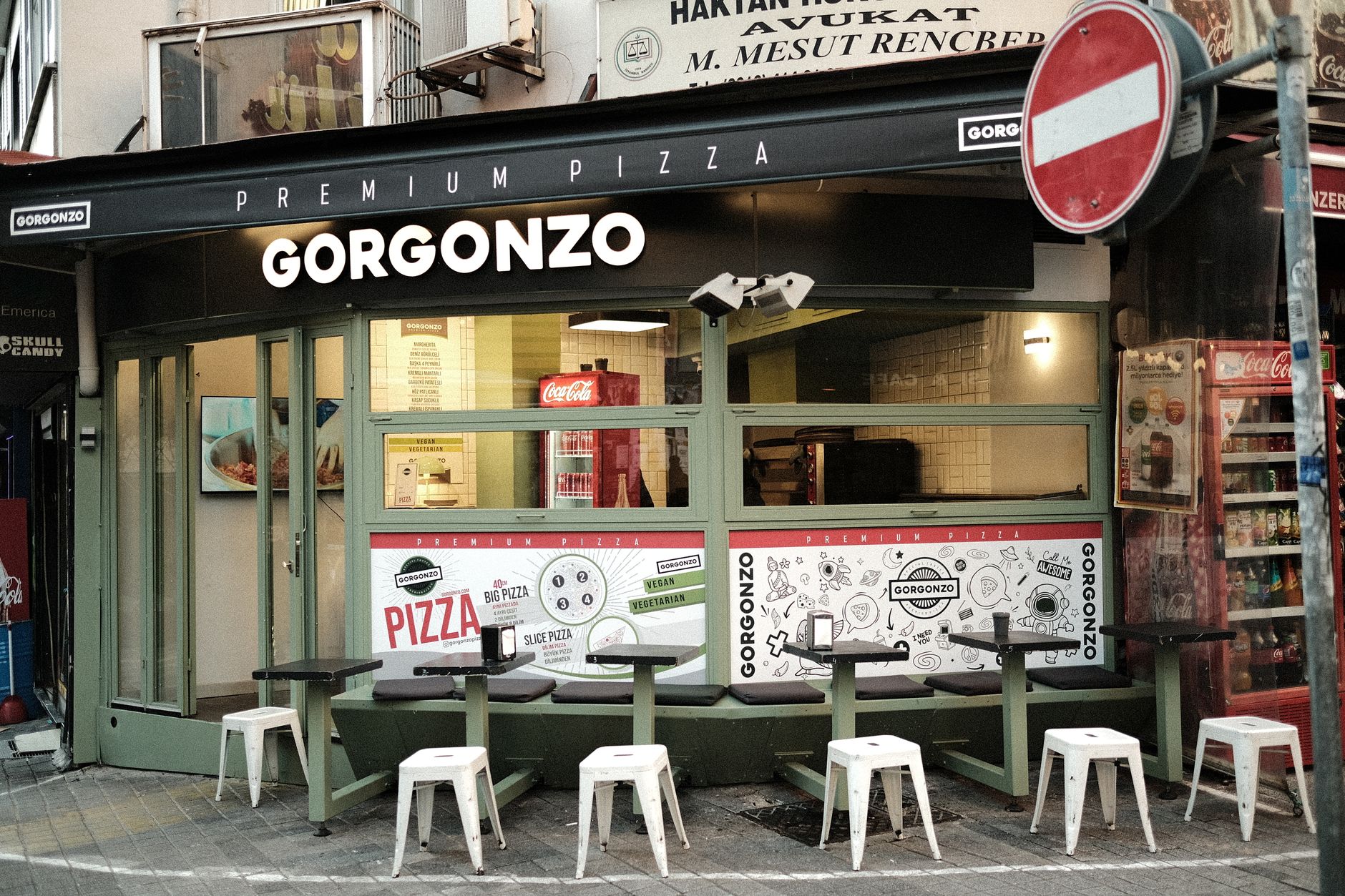 Le concept Le Kiosque à Pizza : un chalet de bois au cœur de la restauration rapide — kiosque à pizza en bois restauration rapide
