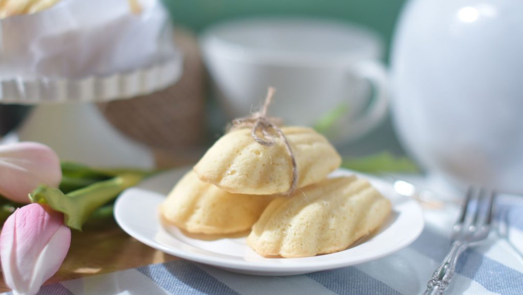 Madeleines Bijou catalogue, avis et — madeleines françaises sur une assiette