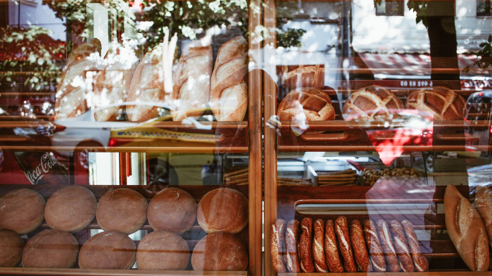 Histoire de Marie Blachère et naissance d’une chaîne de boulangeries au nom très familier — vitrine de boulangerie avec pain frais
