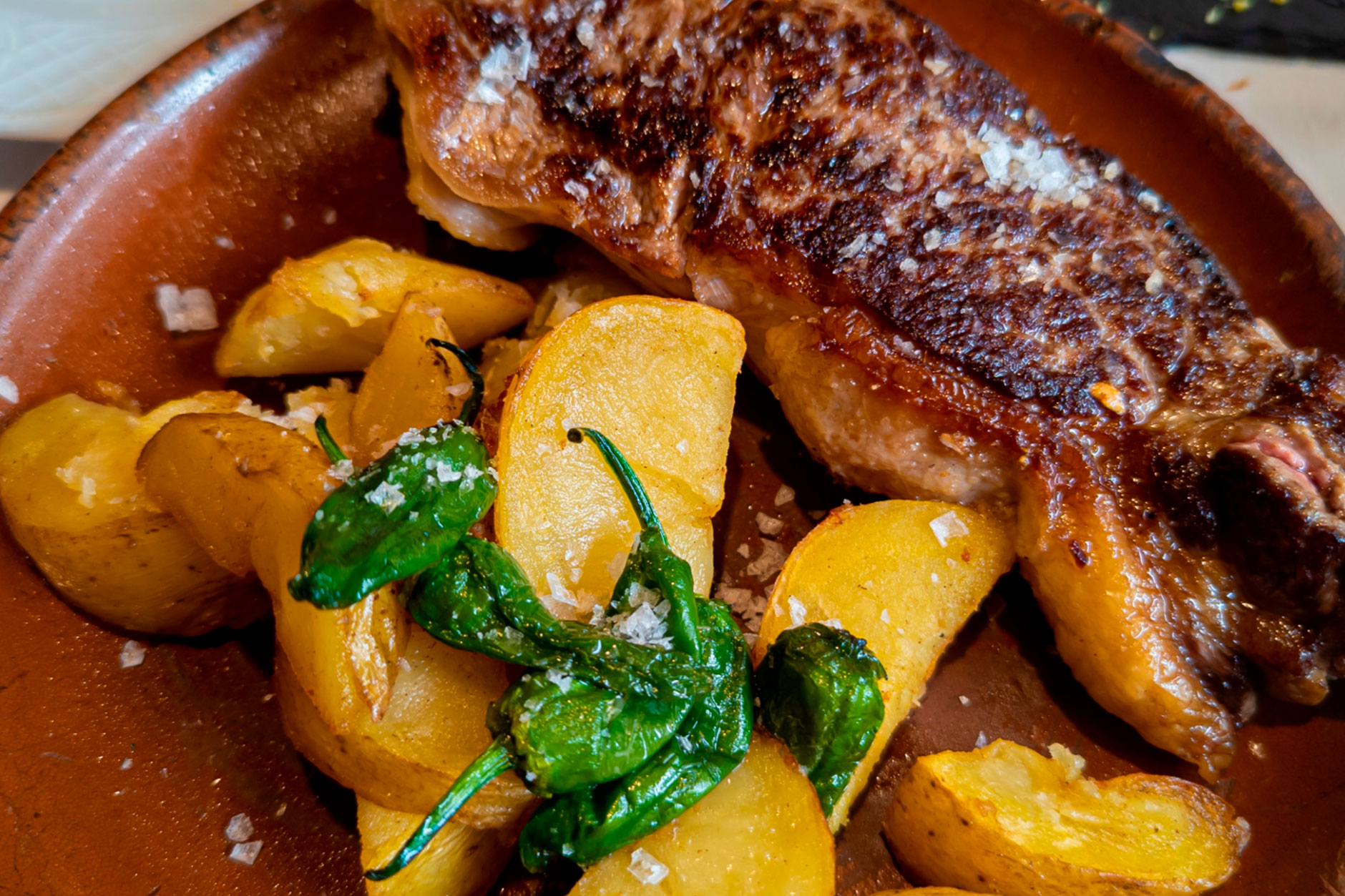 découvrez nos conseils, temps de cuisson et astuces pour réussir la cuisson du bœuf de kobe à la poêle et sublimer votre viande avec une saveur exceptionnelle.