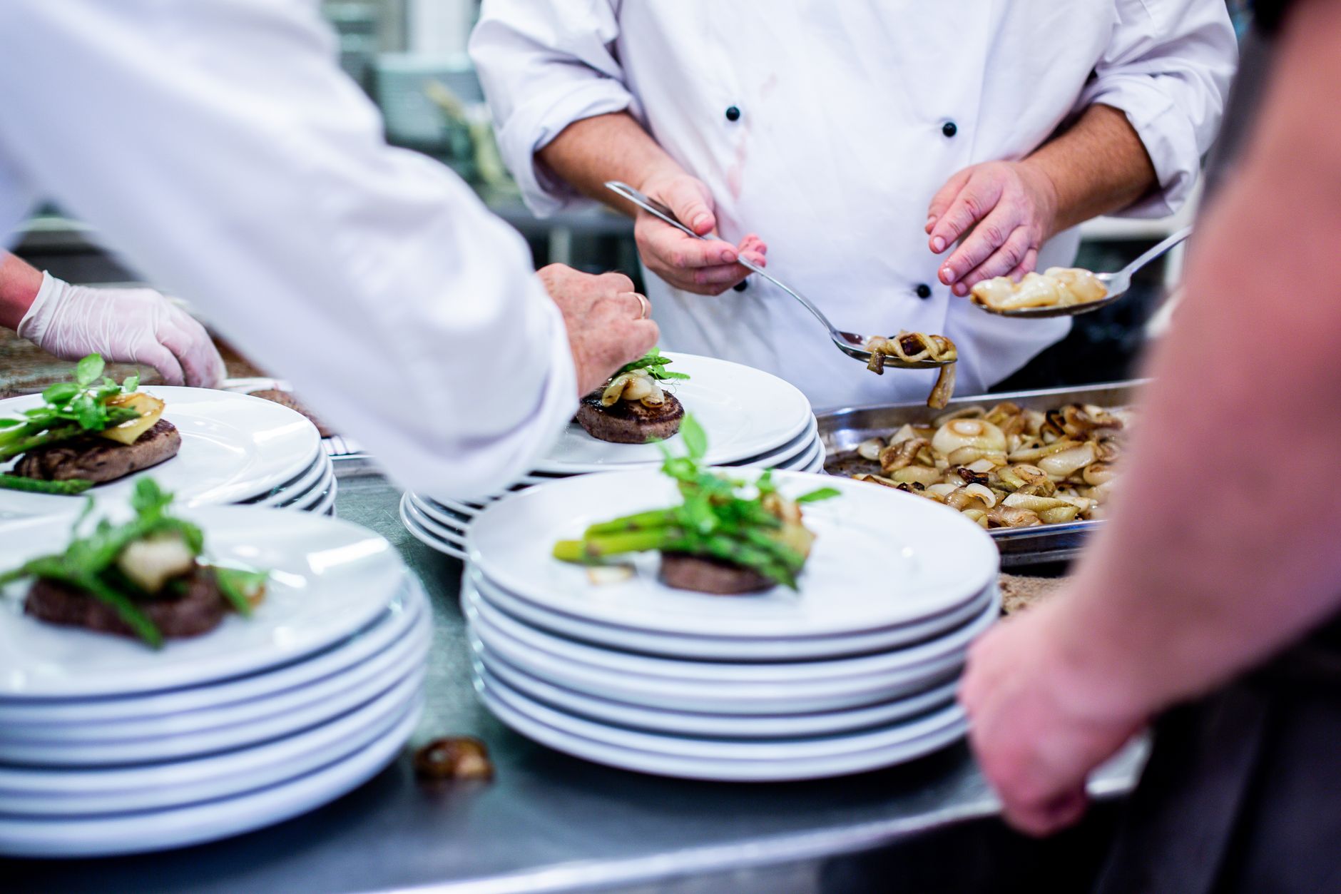 Chef cuisinier de Bernard Arnault : un rôle à la frontière entre famille, entreprise et image de marque — chef cuisinier préparant un plat gastronomique