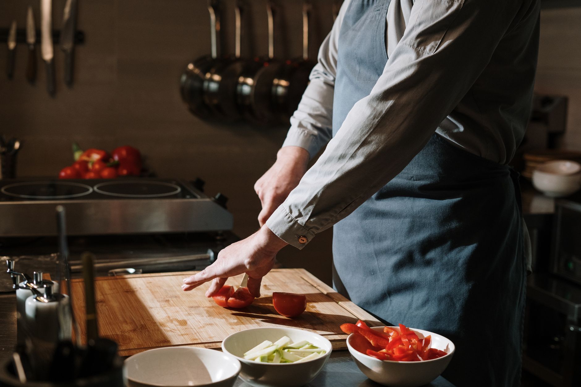 Gordon Ramsay : biographie détaillée d’un chef étoilé de Johnstone aux cuisines parisiennes — Gordon Ramsay cuisinant dans une cuisine de restaurant