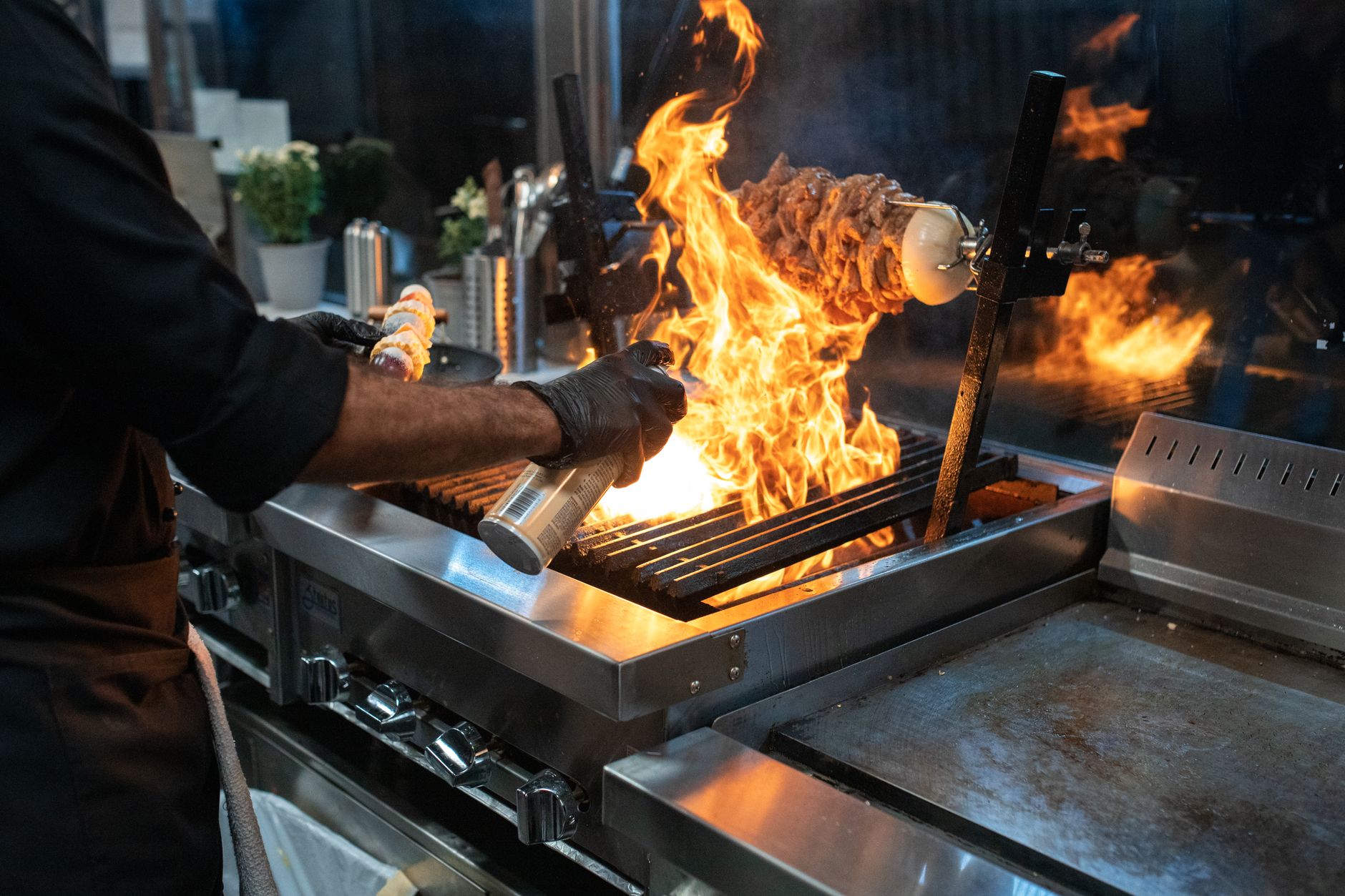 Gordon Ramsay biographie, restaurants célèbres — Gordon Ramsay cuisinant dans une cuisine de restaurant