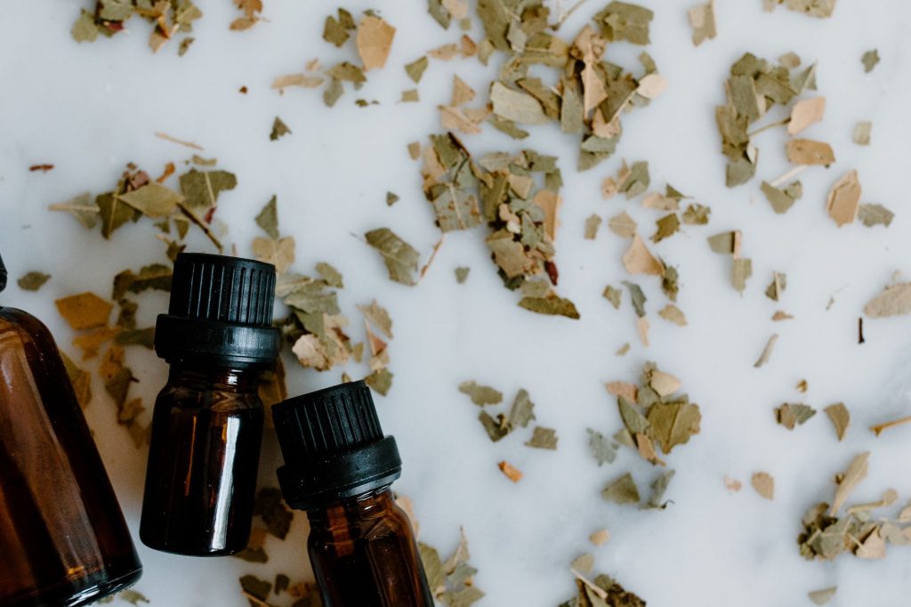 Huile de cade danger précautions — bouteille d'huile de cade avec des herbes