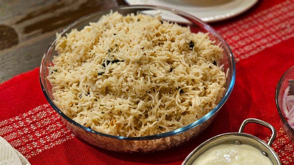 Riz Cookeo astuces de cuisson, — riz cuit dans un bol avec des herbes