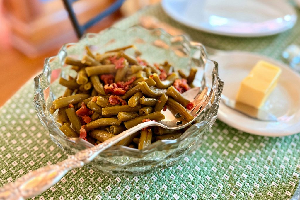 Recette de haricots plats : réussir la préparation et la cuisson — plat de haricots plats verts avec tomates