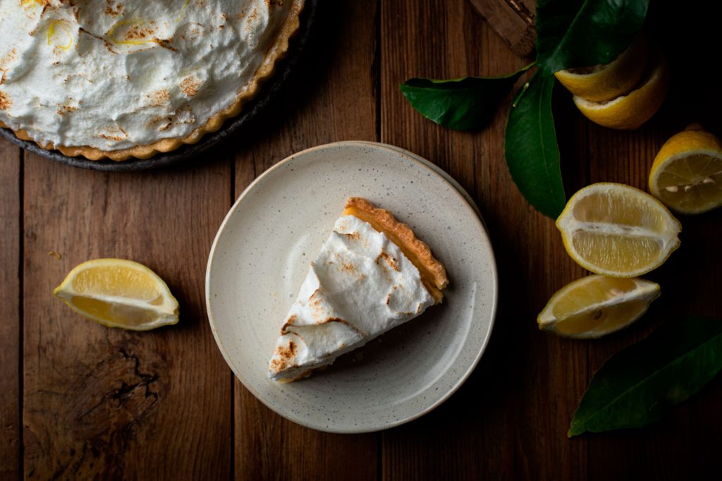 découvrez la tarte au citron meringuée de cyril lignac : une recette pas à pas et les astuces du chef pour une pâte croustillante et une meringue parfaite.